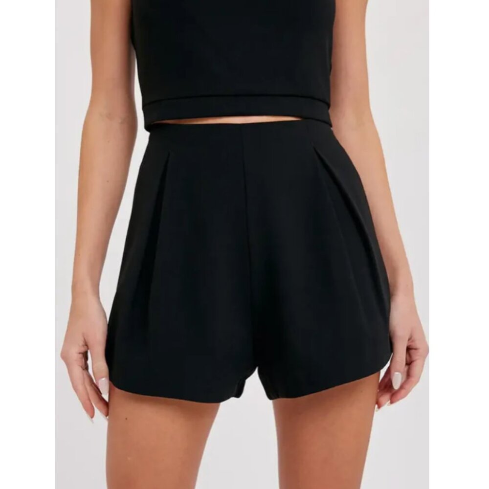 Goldie London NWT High rise dressy shorts size M